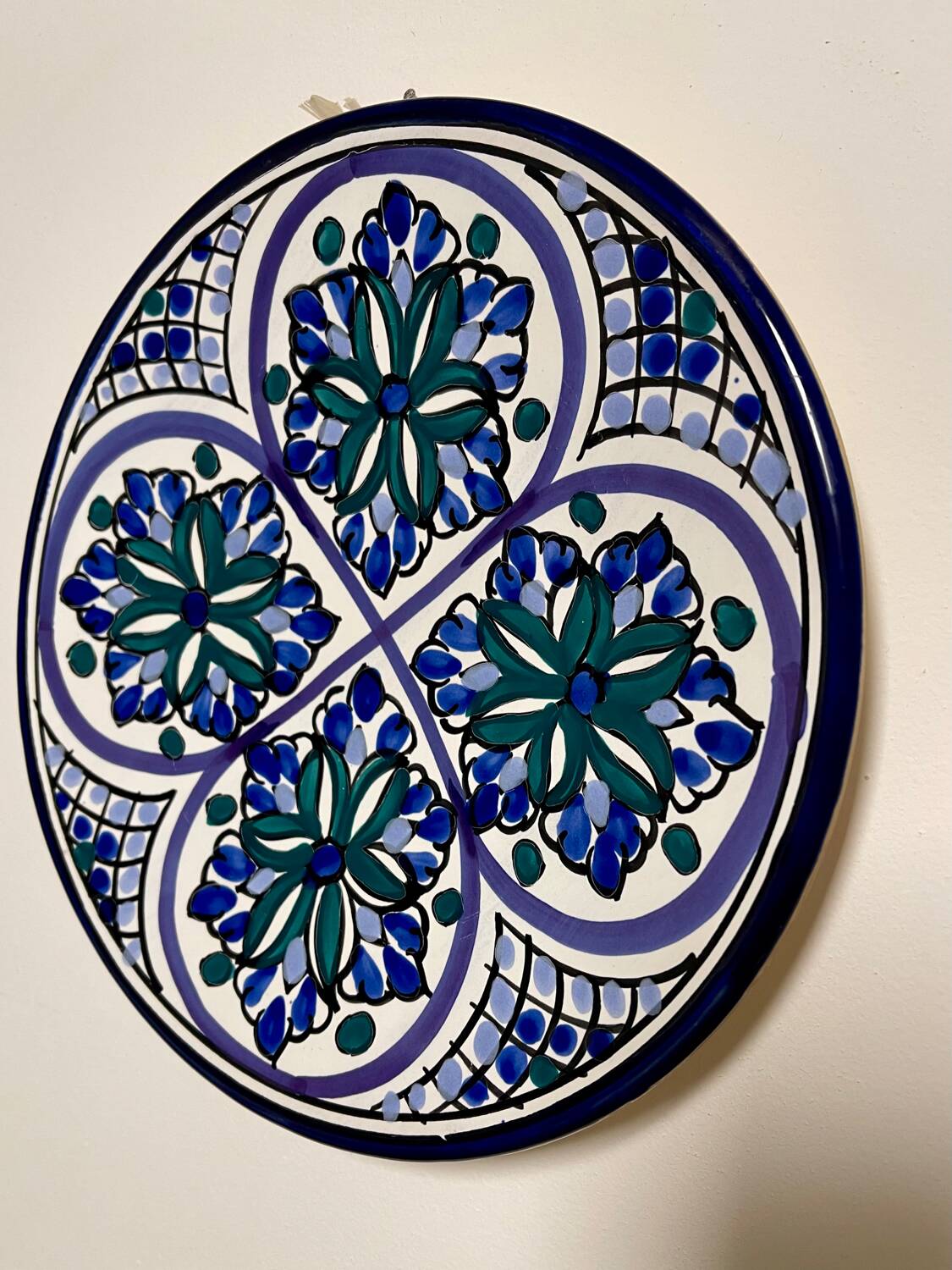 Assiette en terre cuite peinte à la main