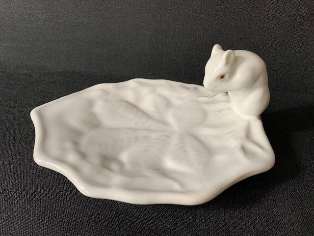 Mouse figurine plate in white enameled ceramic, signed