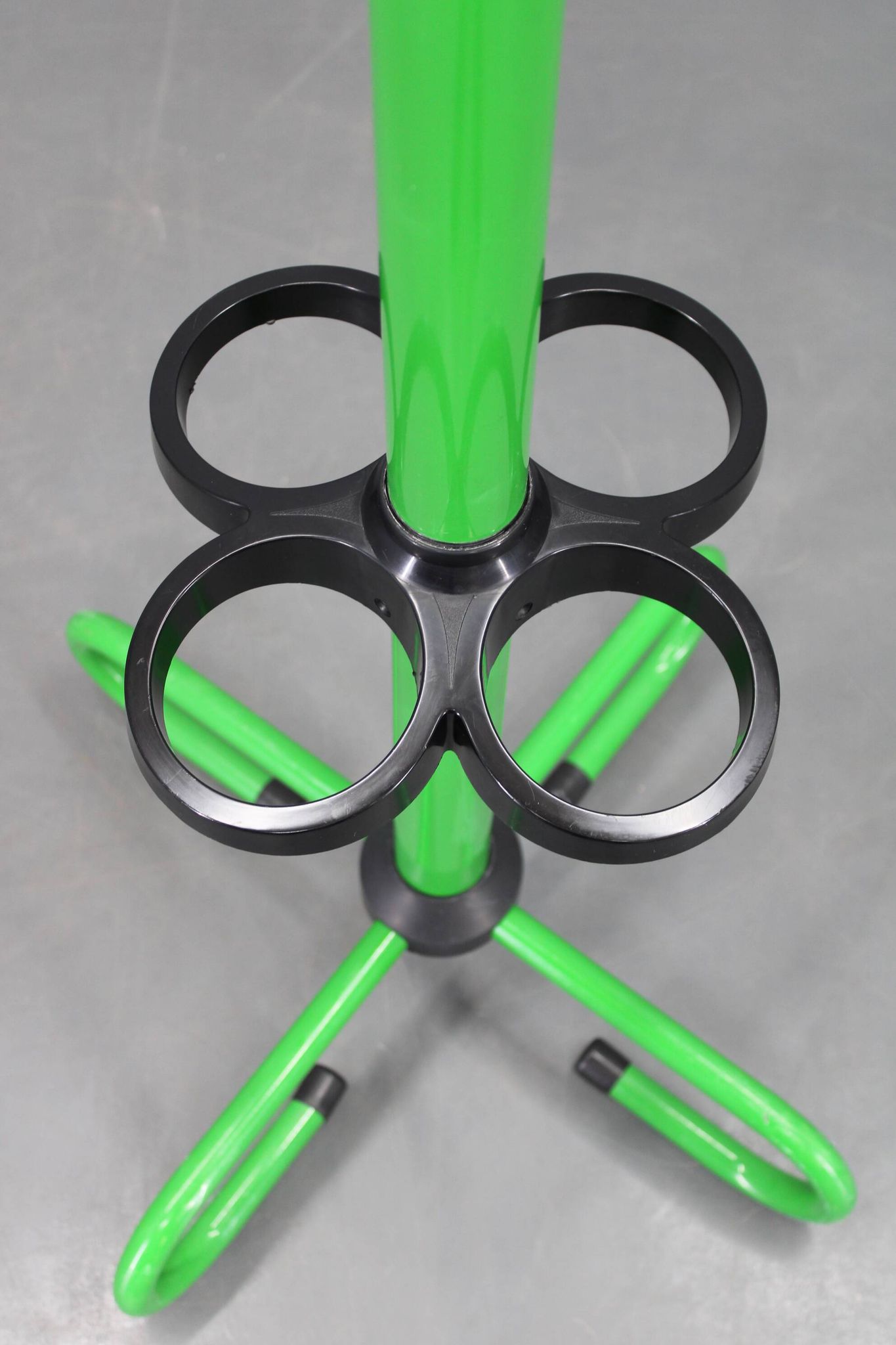 Porte-manteau italien en métal laqué des années 1970 avec porte-parapluie