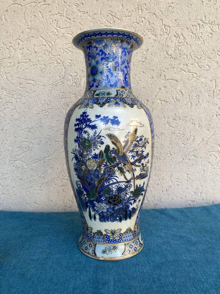 Vase balustre en porcelaine blanche et azur, décor peint à la main, Chine début XXe