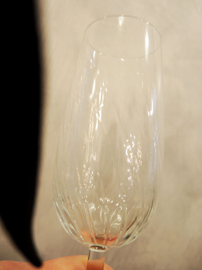 10 anciennes flutes à champagne en verre transparent