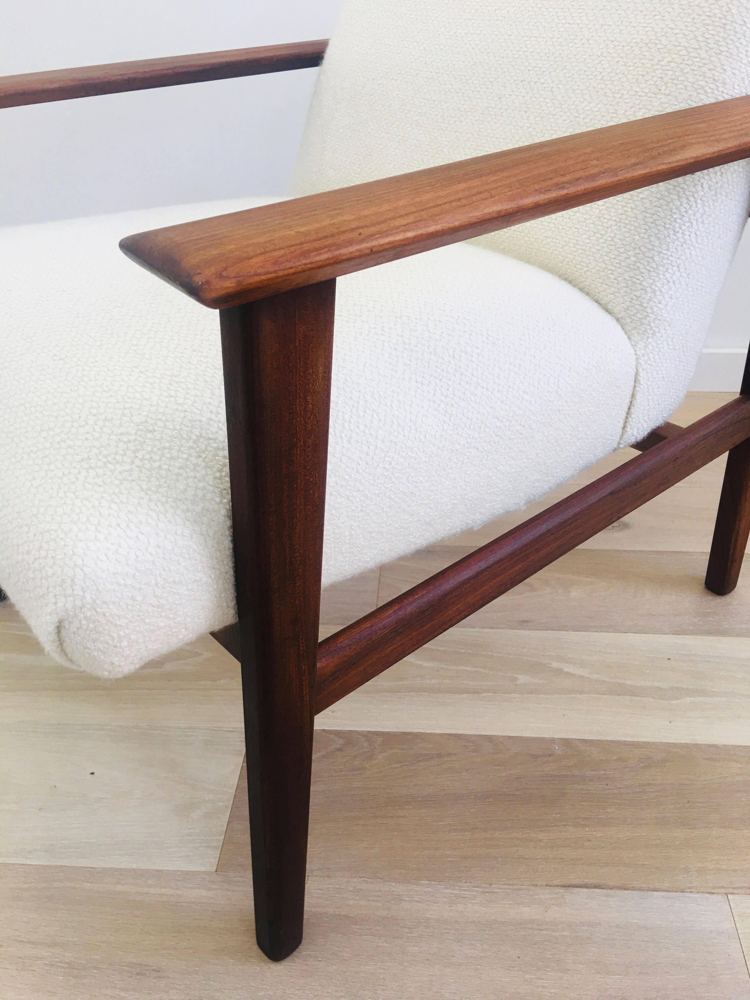 Scandinavian armchair with Lelièvre ecru buckle fabric