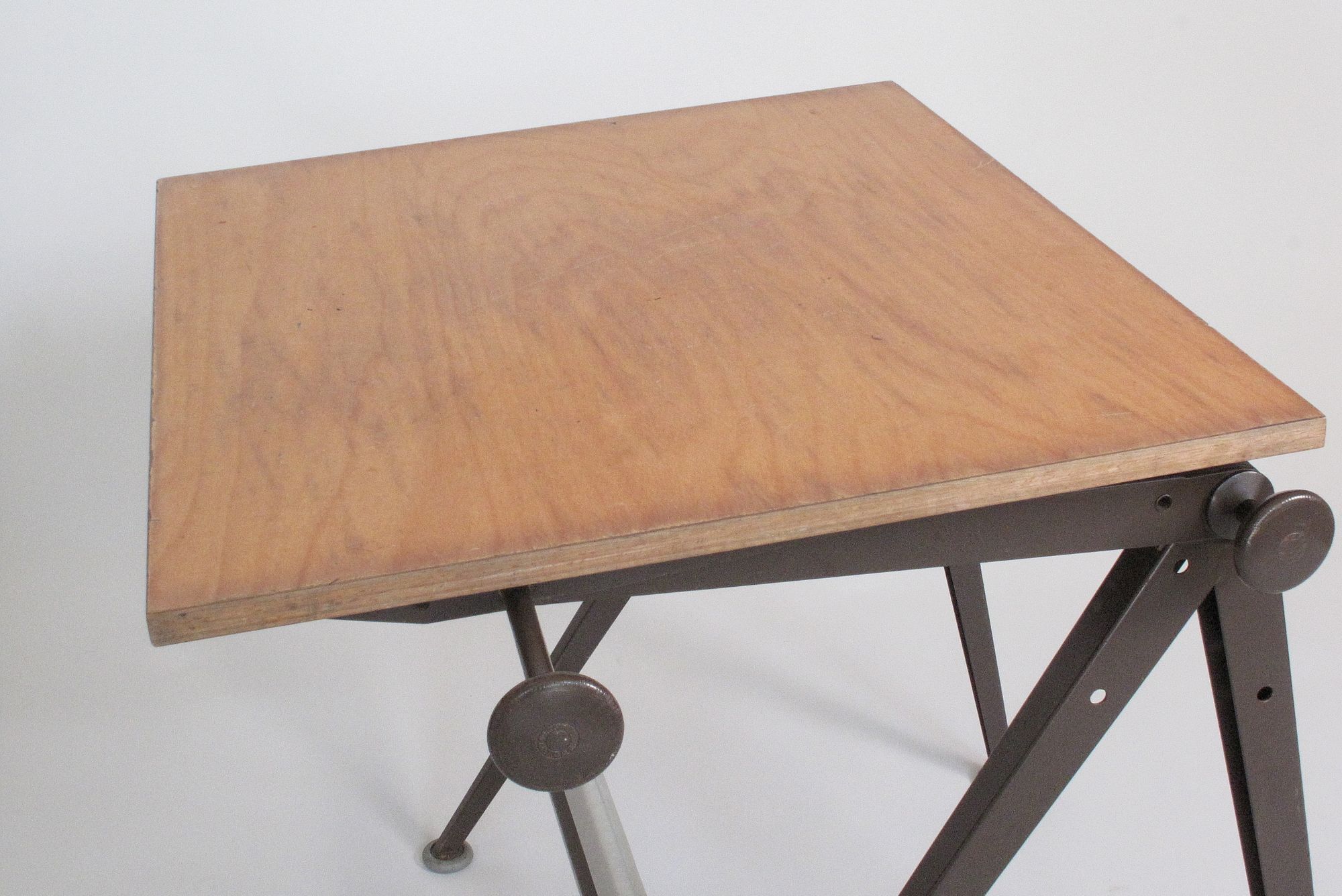 Reply Table by Friso Kramer for Ahrend