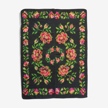 Tapis roumain sur le fond noir avec des roses 202x170cm