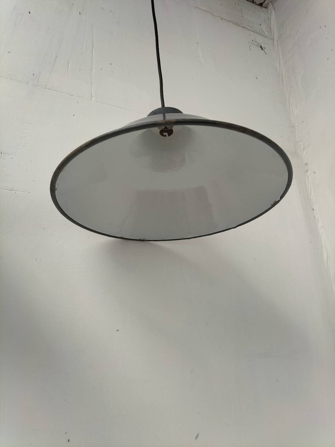 Pair of enamelled sheet metal suspensions