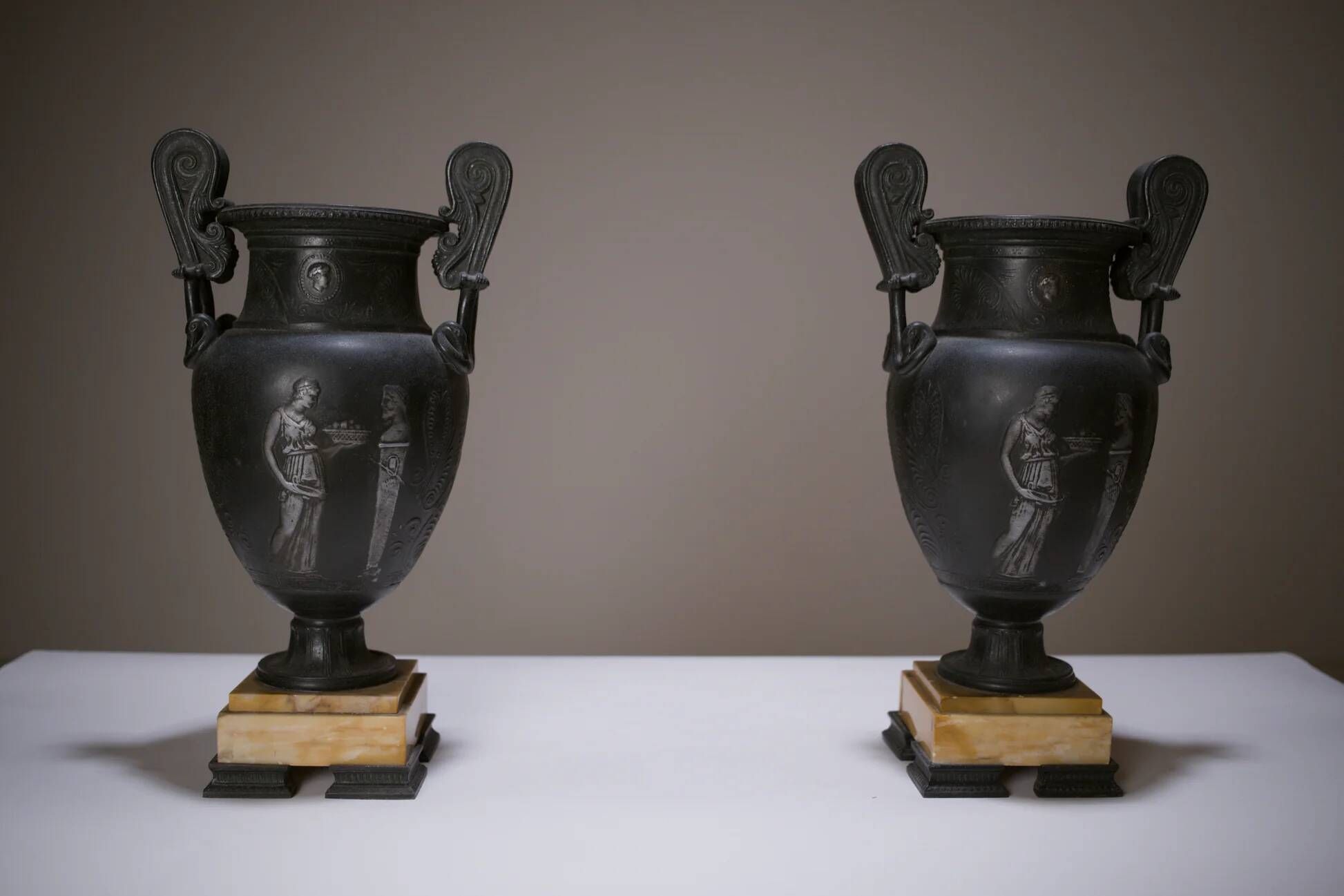 Paire de vases à l’antique, XIXe siècle