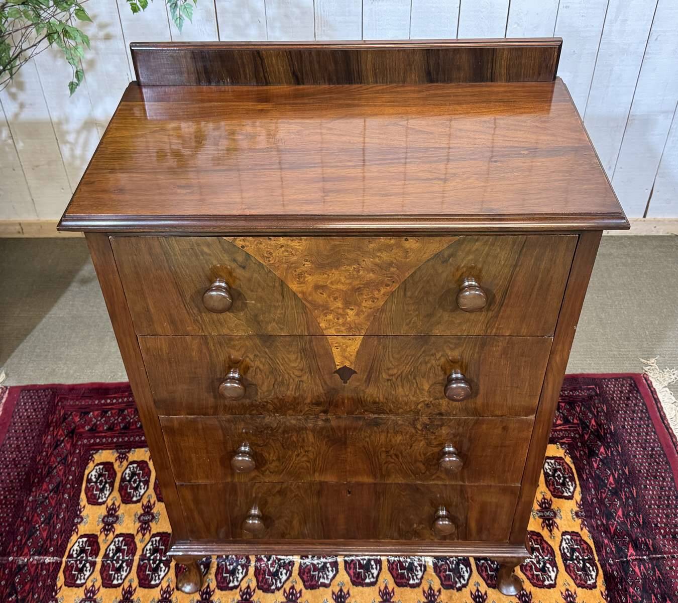 Commode anglaise en loupe de noyer et chêne, années 1930
