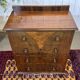 Commode anglaise en loupe de noyer et chêne, années 1930