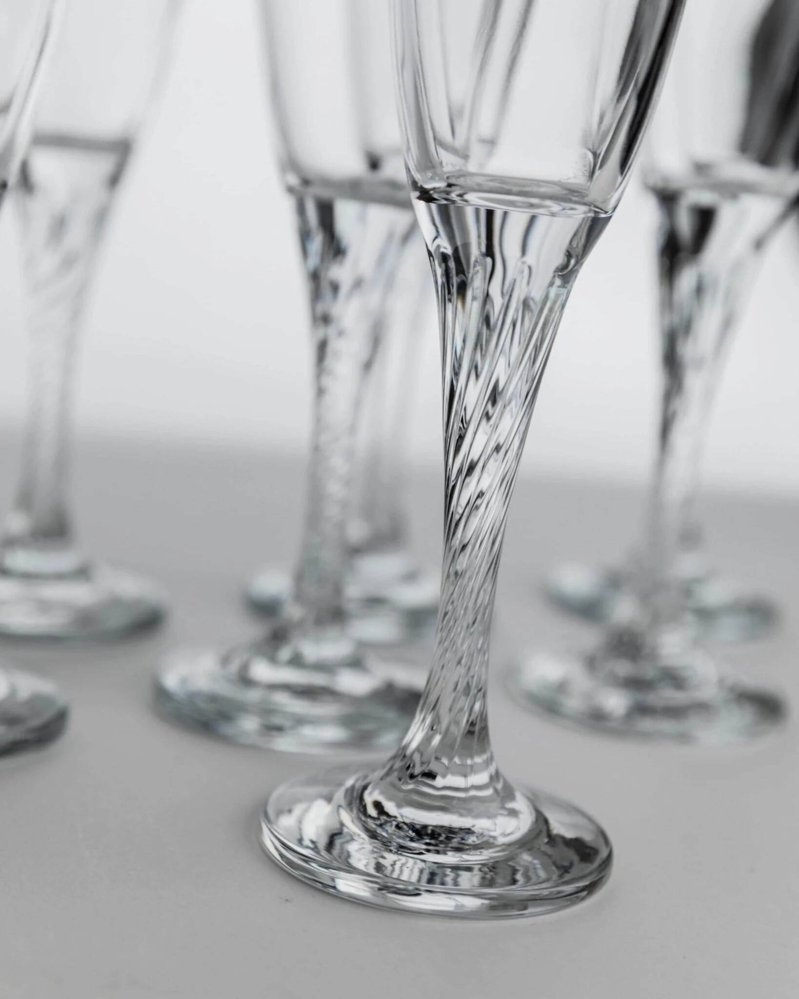 Lot of 8 vintage champagne flutes from the 1980s, transparent glass, twisted stem.