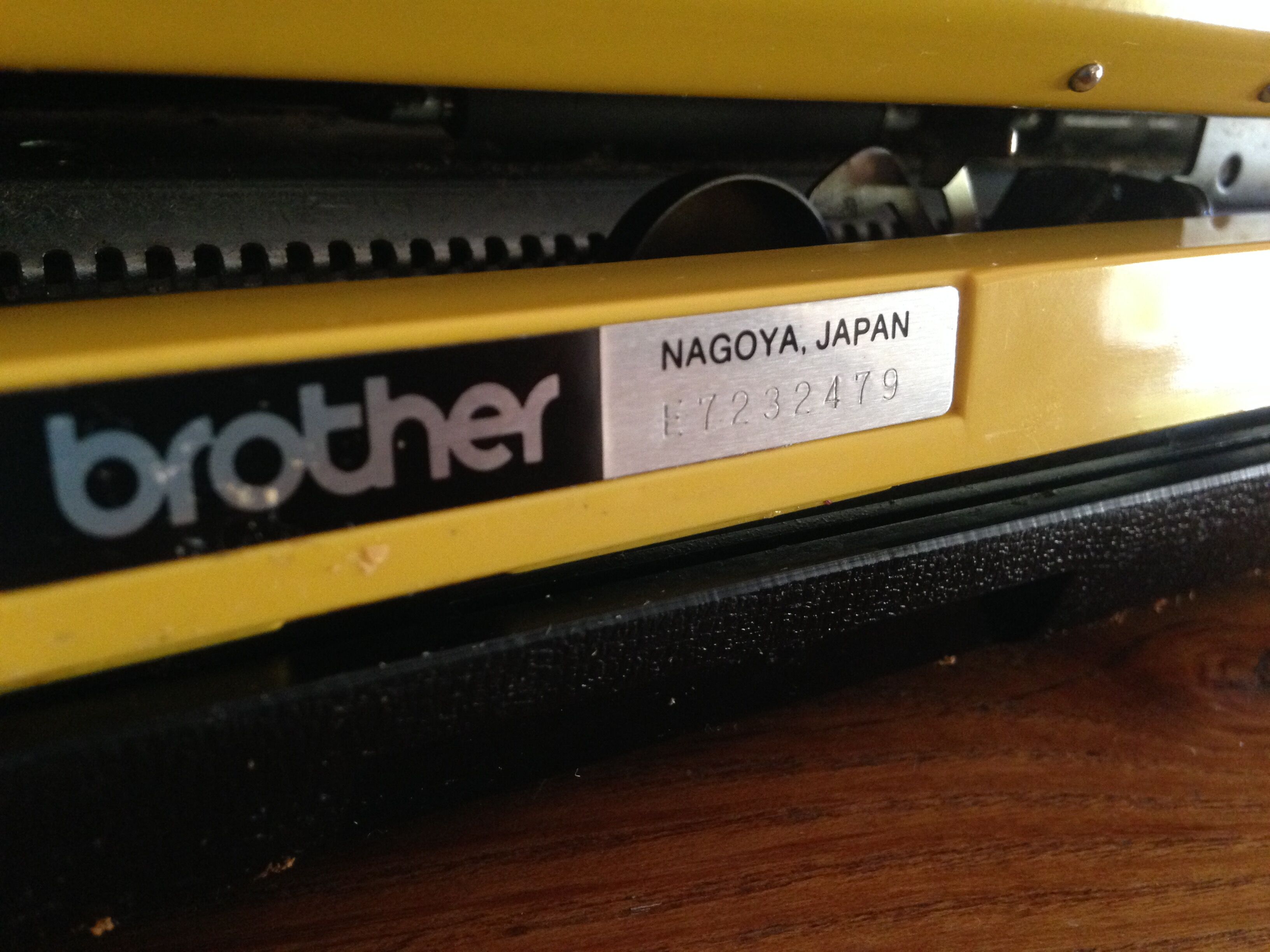 Typewriter brother 800 deluxe yellow