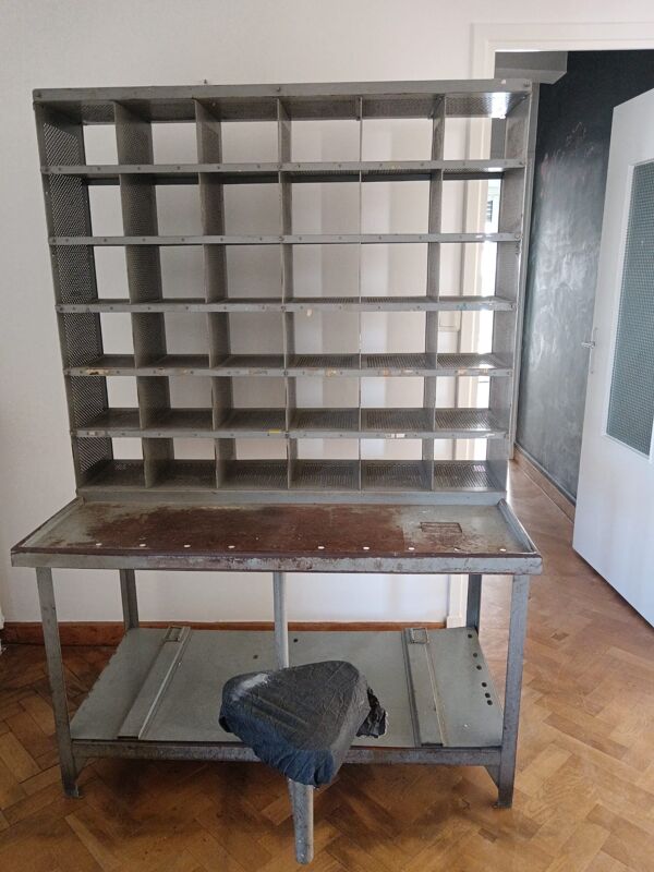 Meuble de tri postal