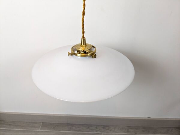 Suspension vintage en opaline blanche, luminaire élégant à lumière douce