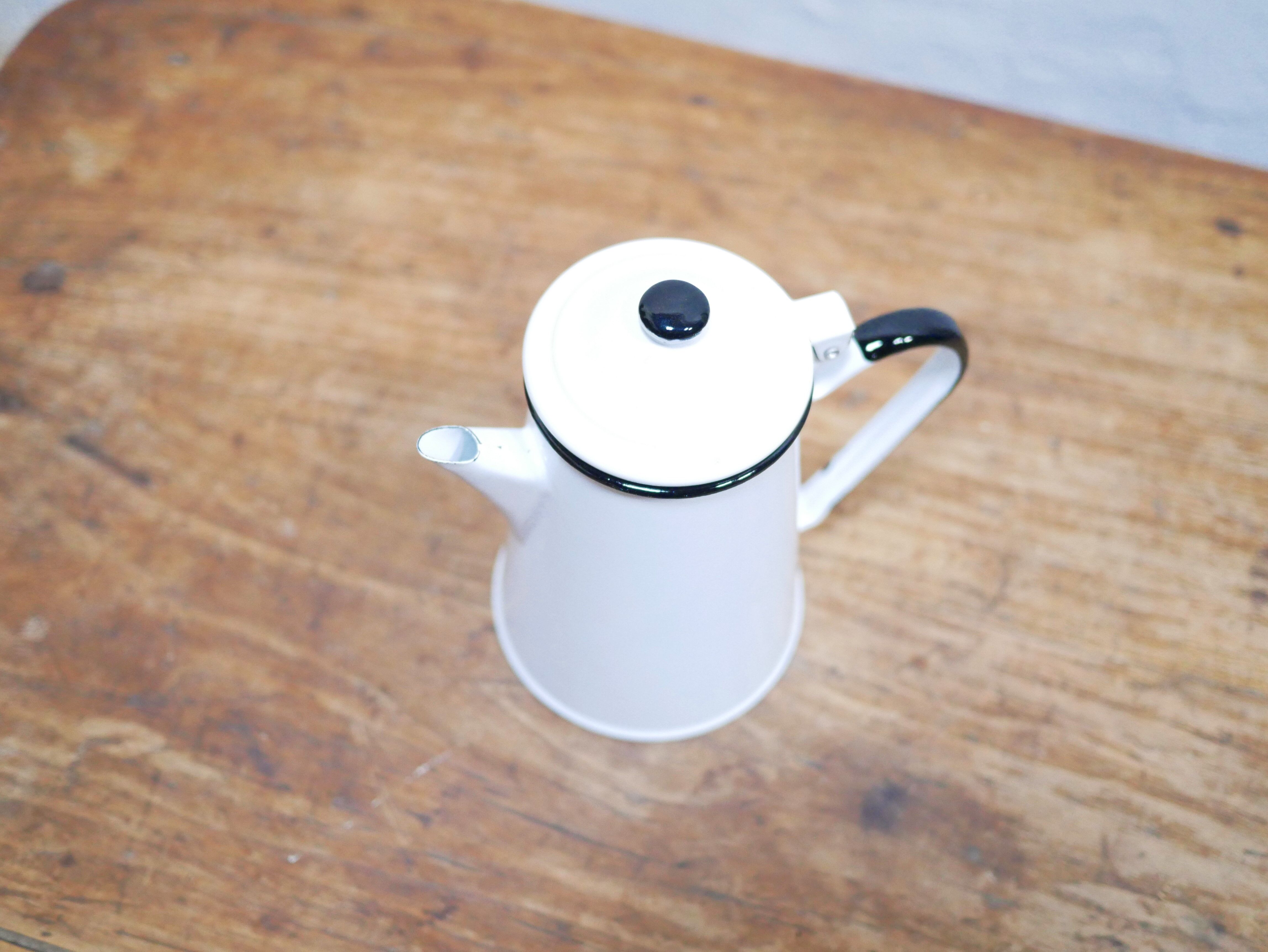 Vintage tea maker in enamelled sheet metal