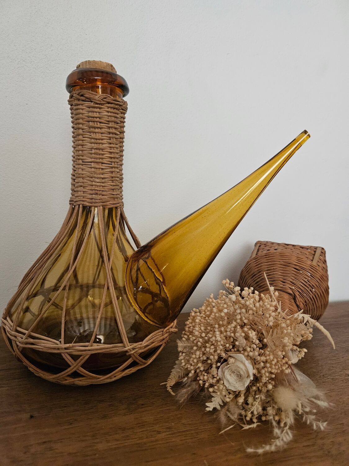 Catalan bottle in amber glass and wicker