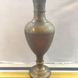 Vase laiton ciselé dessin tour eiffel & grand palais Paris vintage