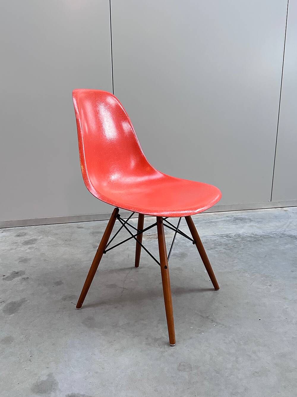 Set of 10 fibreglass & walnut DSW chairs, Charles & Ray Eames, Herman Miller, 60s-70s