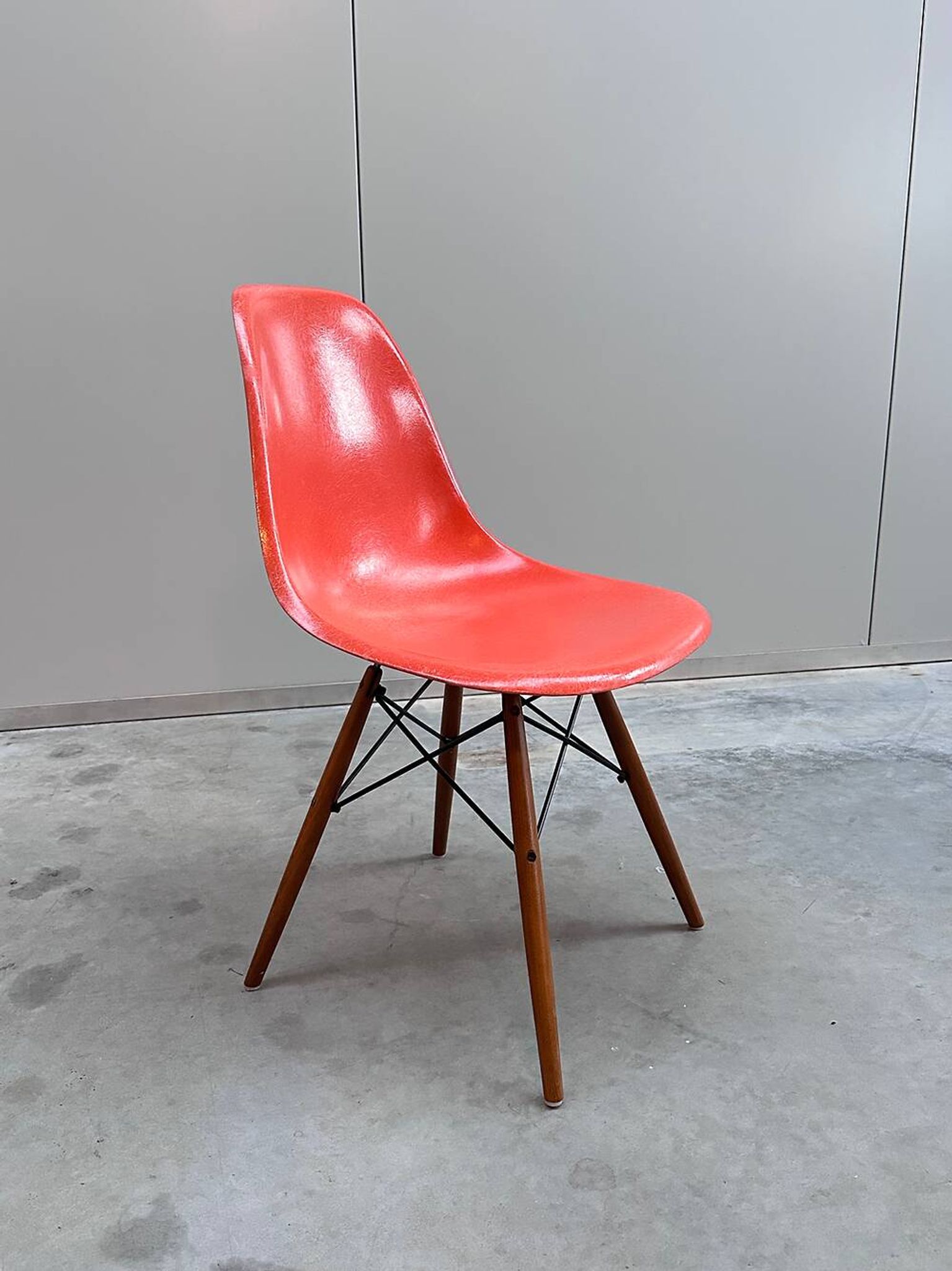 Set of 10 fibreglass & walnut DSW chairs, Charles & Ray Eames, Herman Miller, 60s-70s