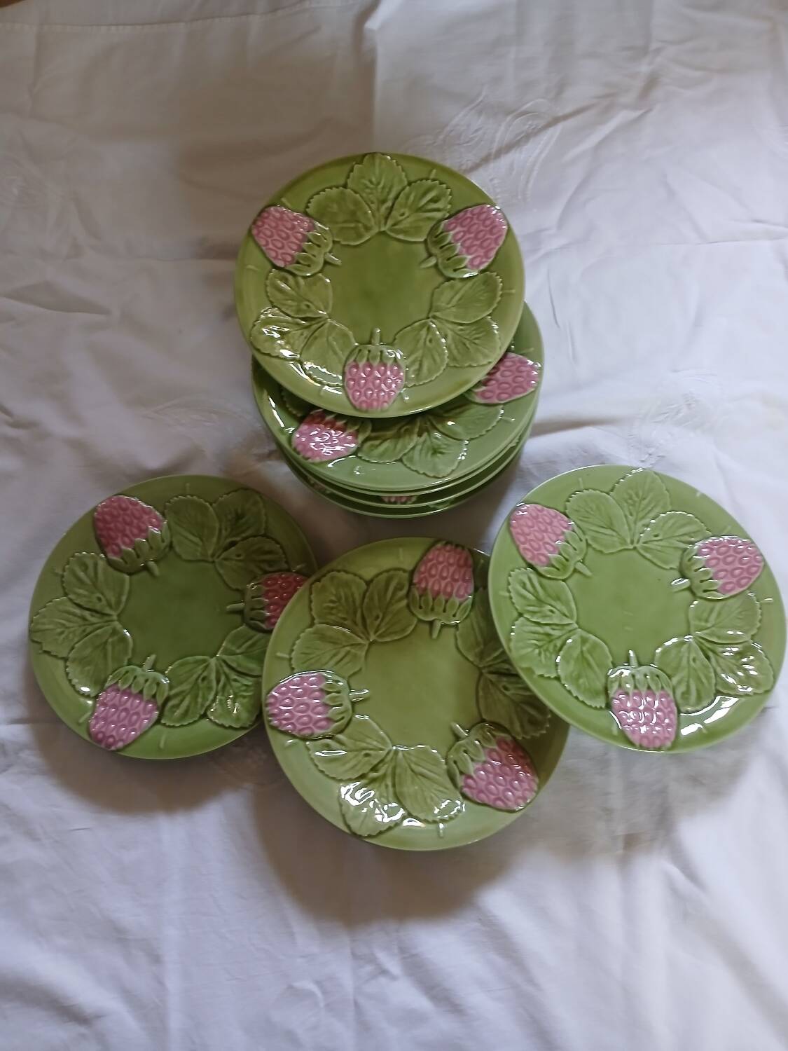 8 assiettes à dessert anciennes en barbotine