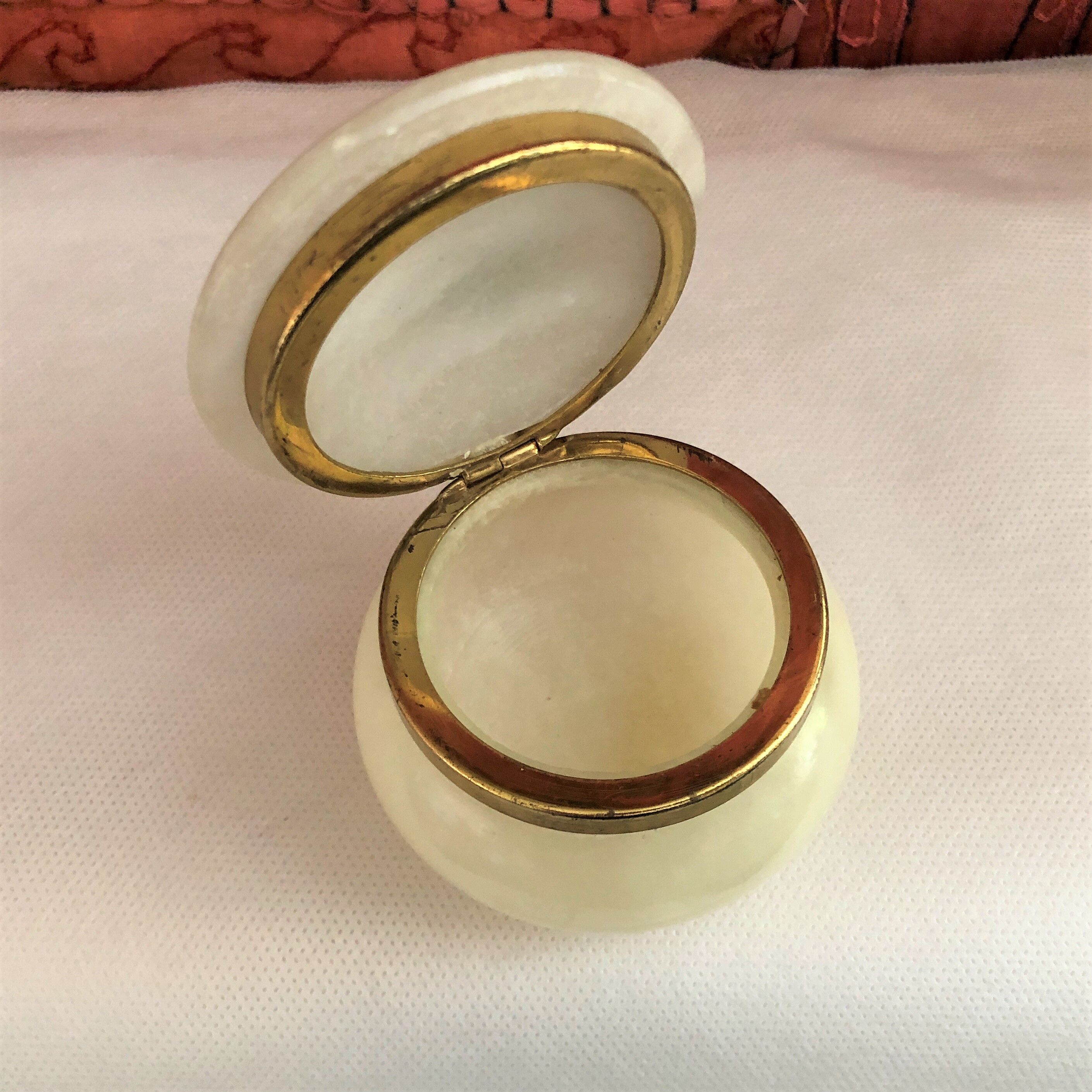 Artisanal alabaster boître white Spain