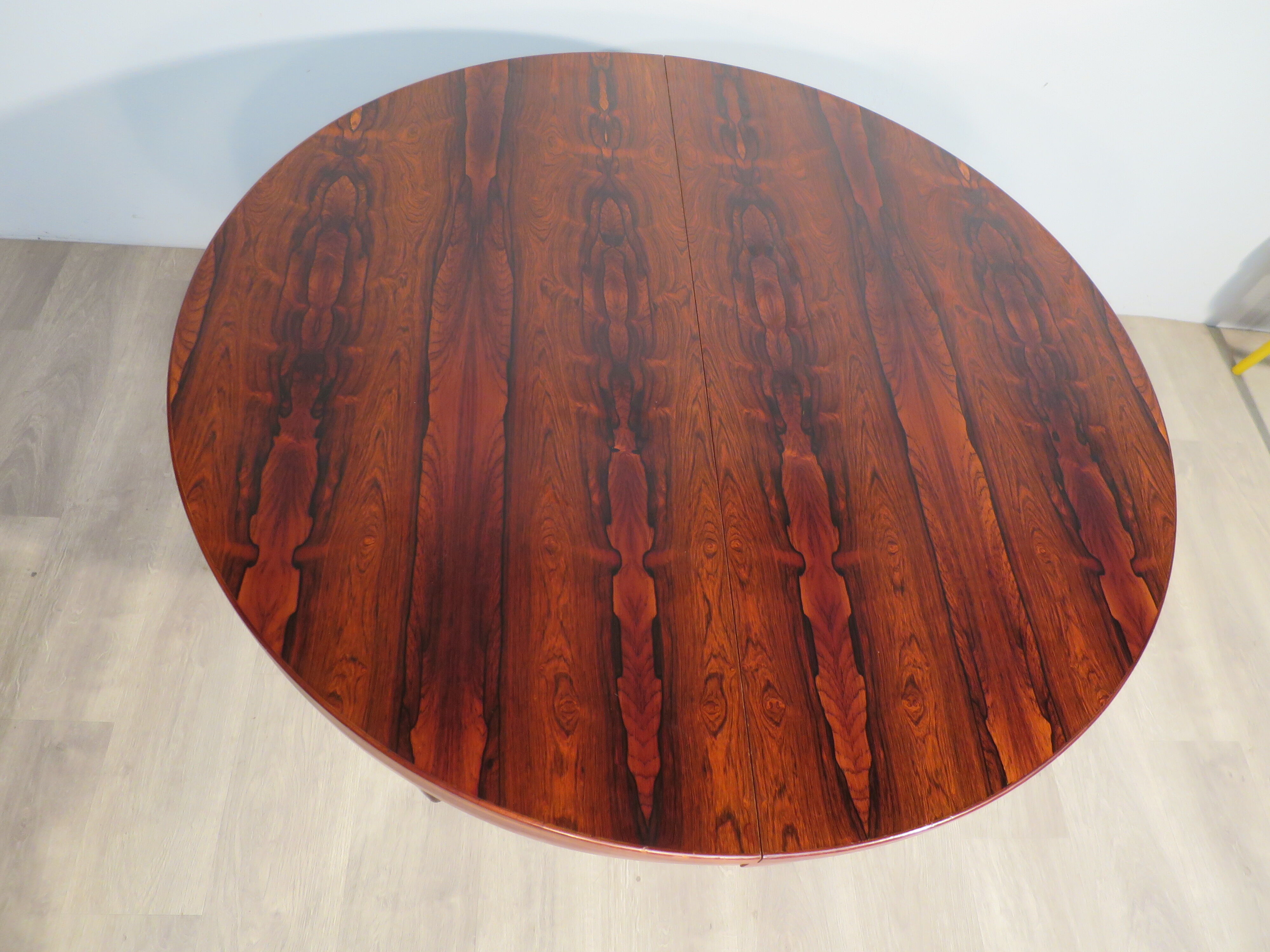 Central-footed rosewood round table