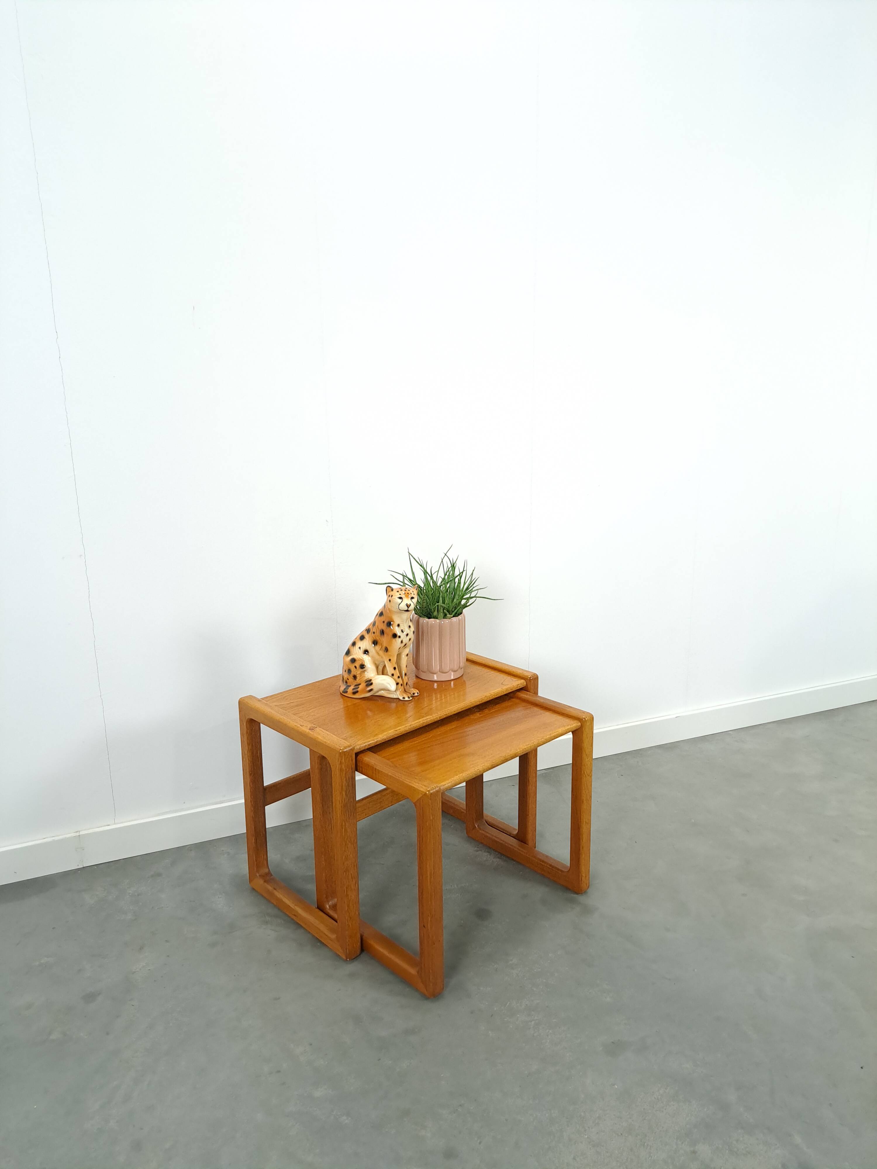 Teak vintage bijzettafel set