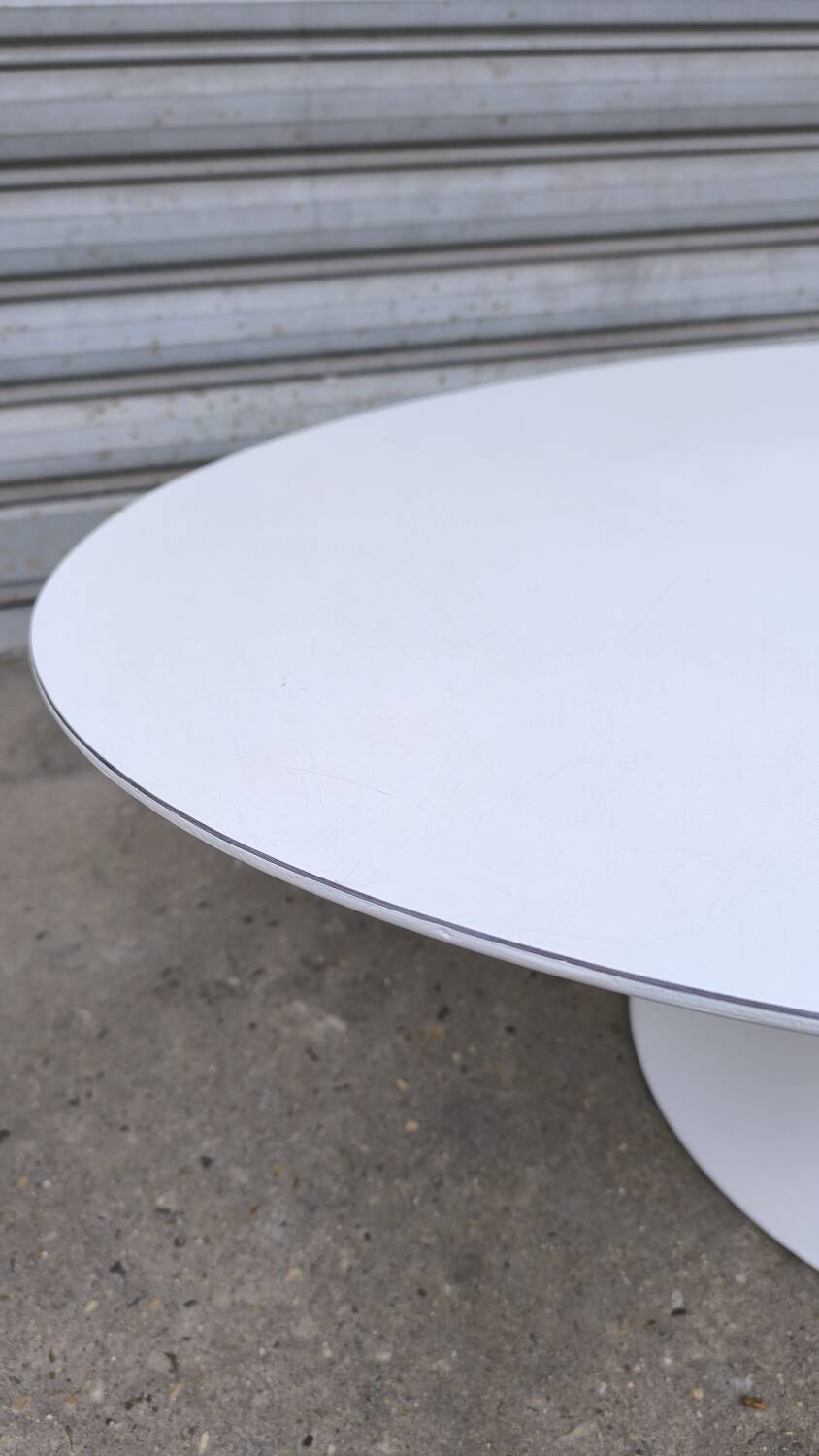 Oval Tulip Coffee Table by Knoll International design Eero Saarinen