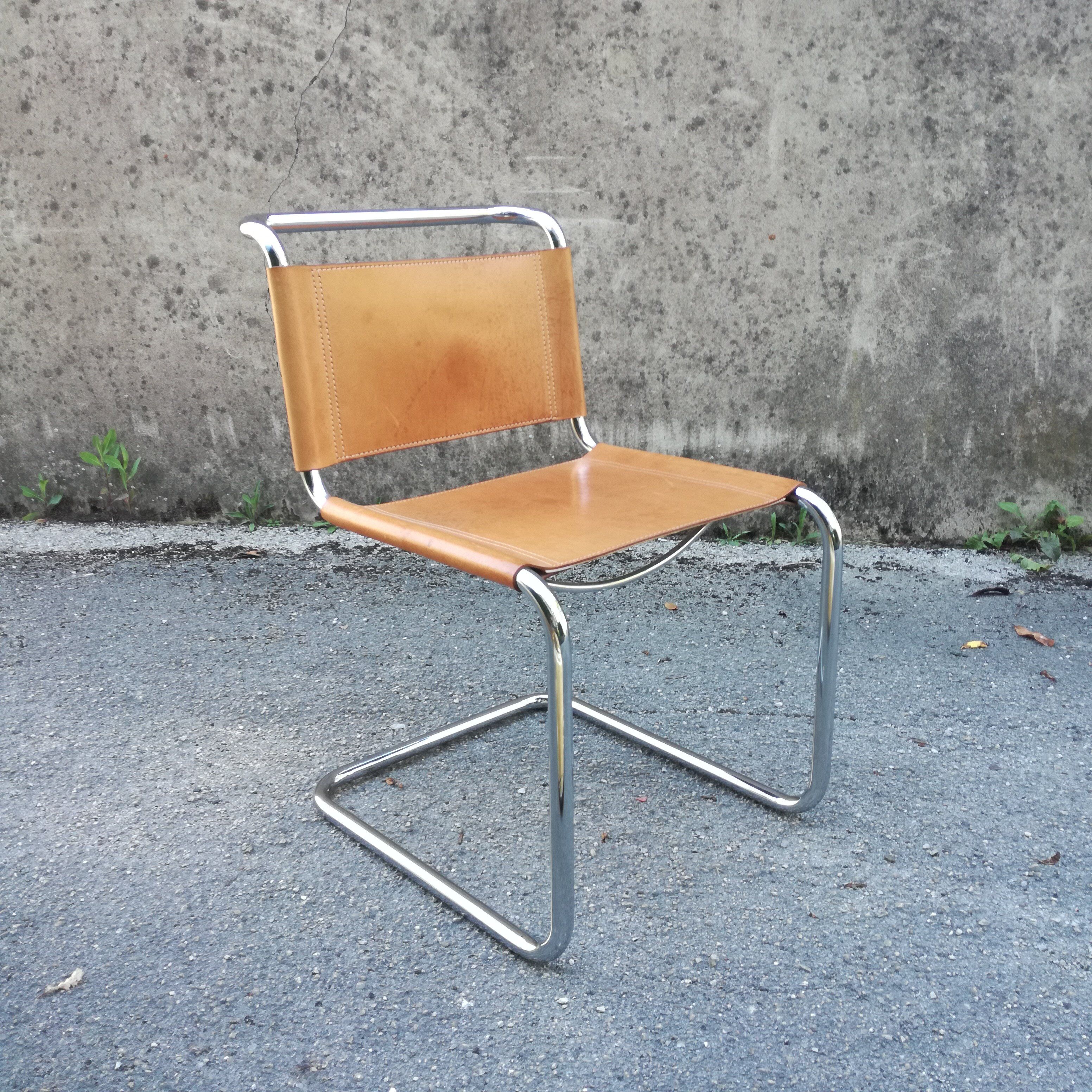 Chaise cantilever en cuir