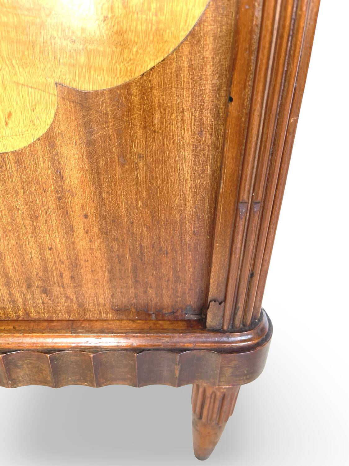 Tables de chevet italiennes en placage d'acajou avec de splendides