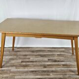 Table à manger des années 1950 en érable avec bord travaillé