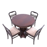 Ensemble table et chaises anciennes, Europe occidentale, début du XXe siècle.