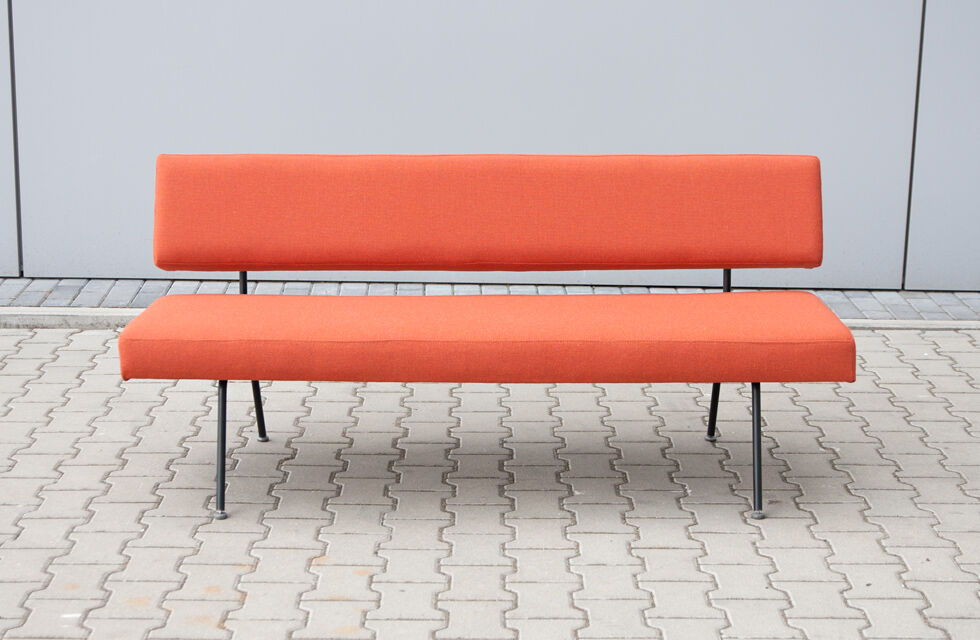 Sofa model 32 designed by Florence Knoll for Knoll International