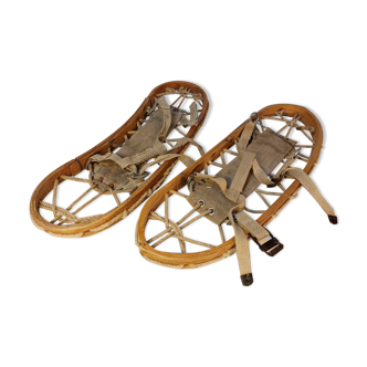 Paire de raquettes à neige anciennes