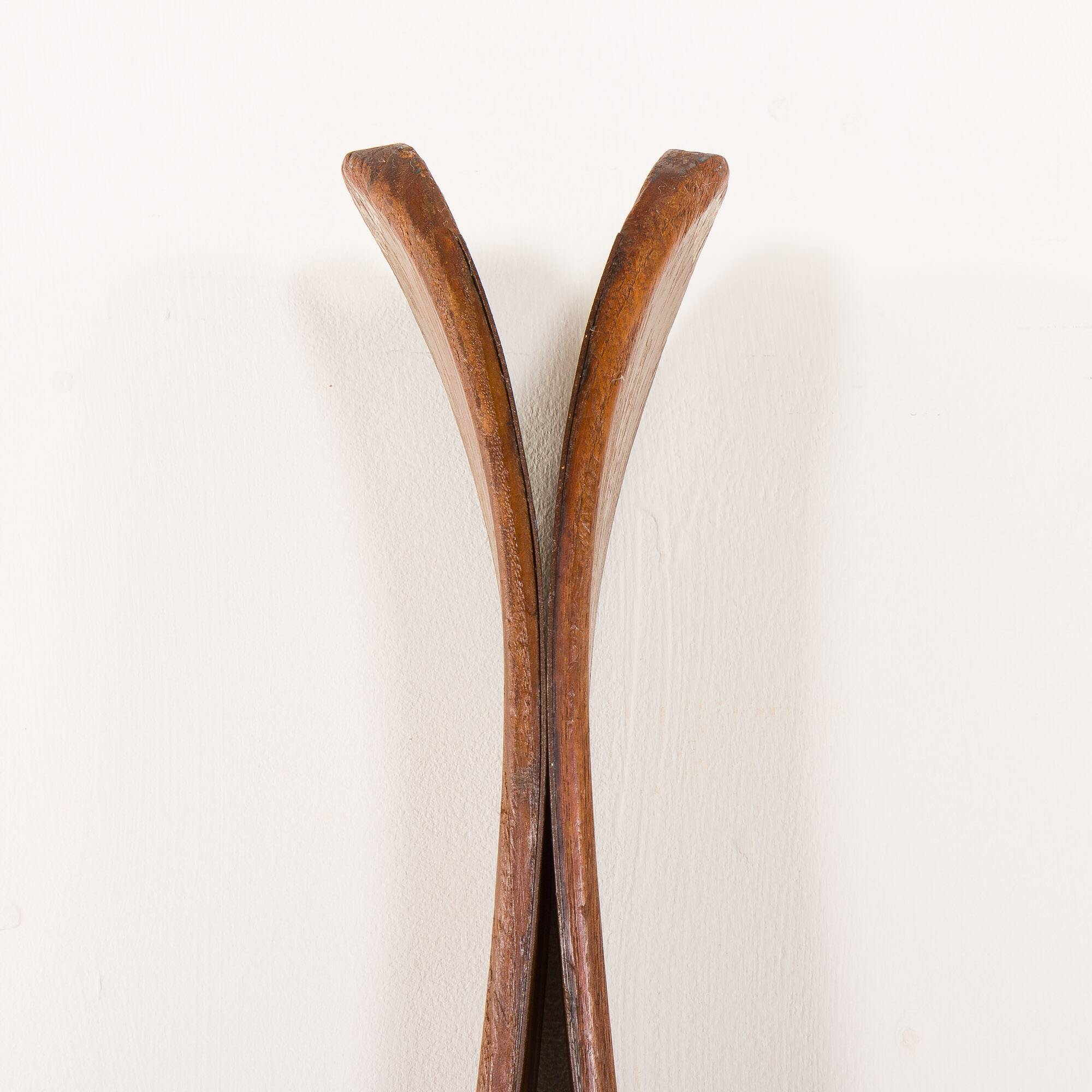 Paire de skis en bois vintage avec fixations Geze Kandahar et bâtons en bambou, années 1950