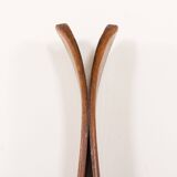 Paire de skis en bois vintage avec fixations Geze Kandahar et bâtons en bambou, années 1950