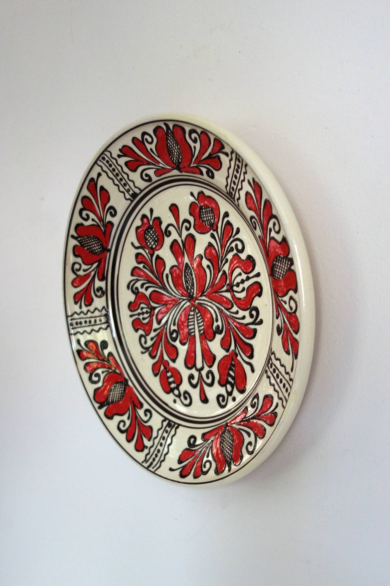 Small ceramic wall plate signed Korond, Hungary