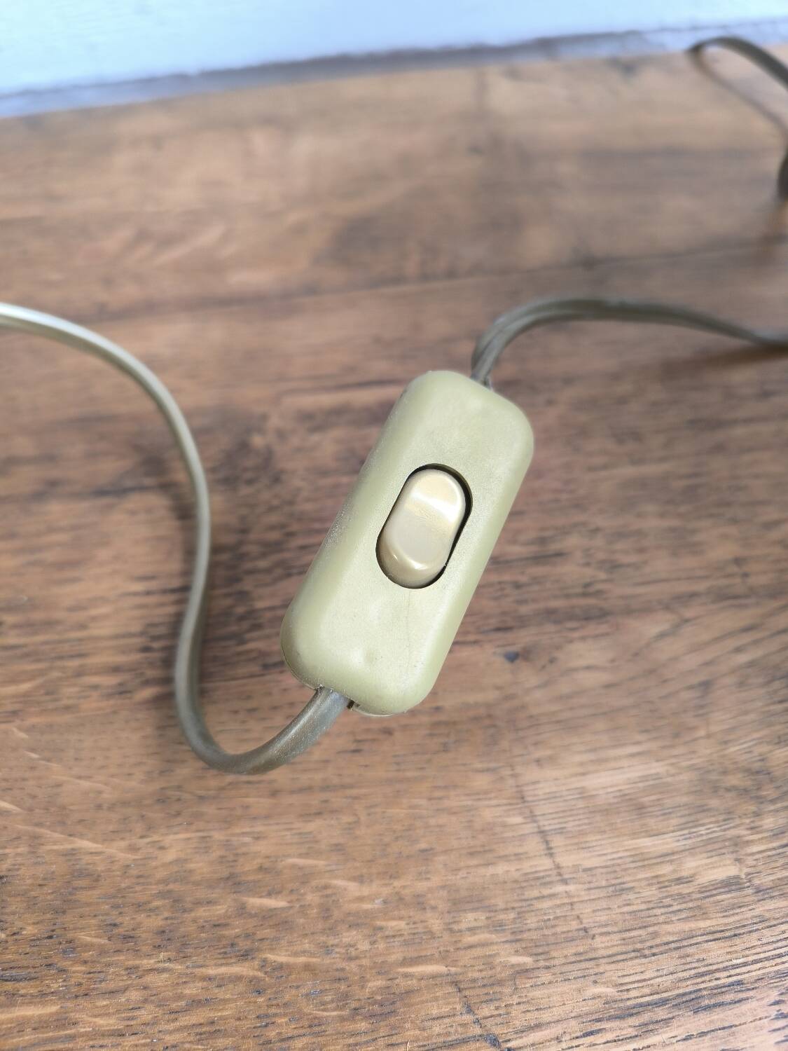 Table lamp in turned wood