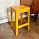 Tabouret en bois jaune
