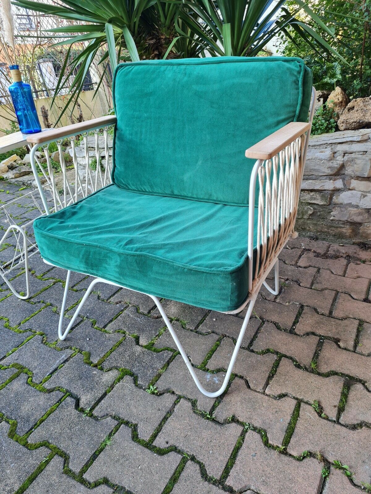 Fauteuil croisette en fer forgé avec coussins en velours vert
