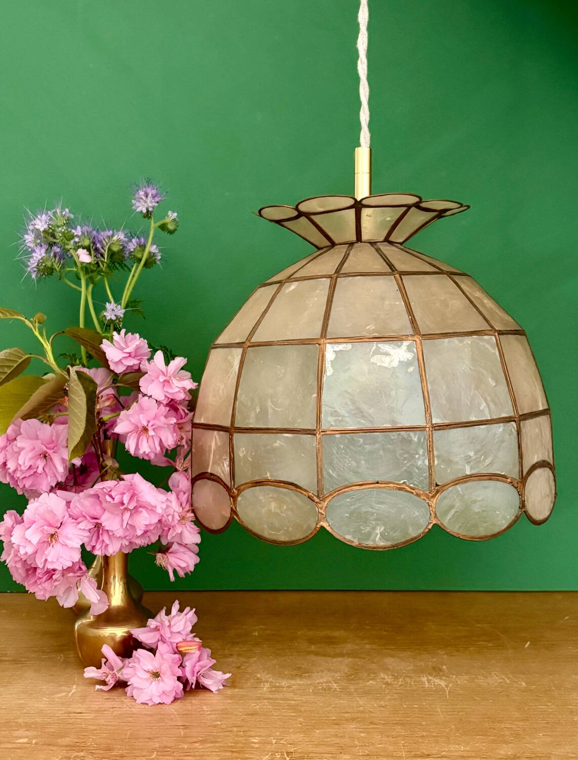 Vintage pendant light in mother-of-pearl and brass