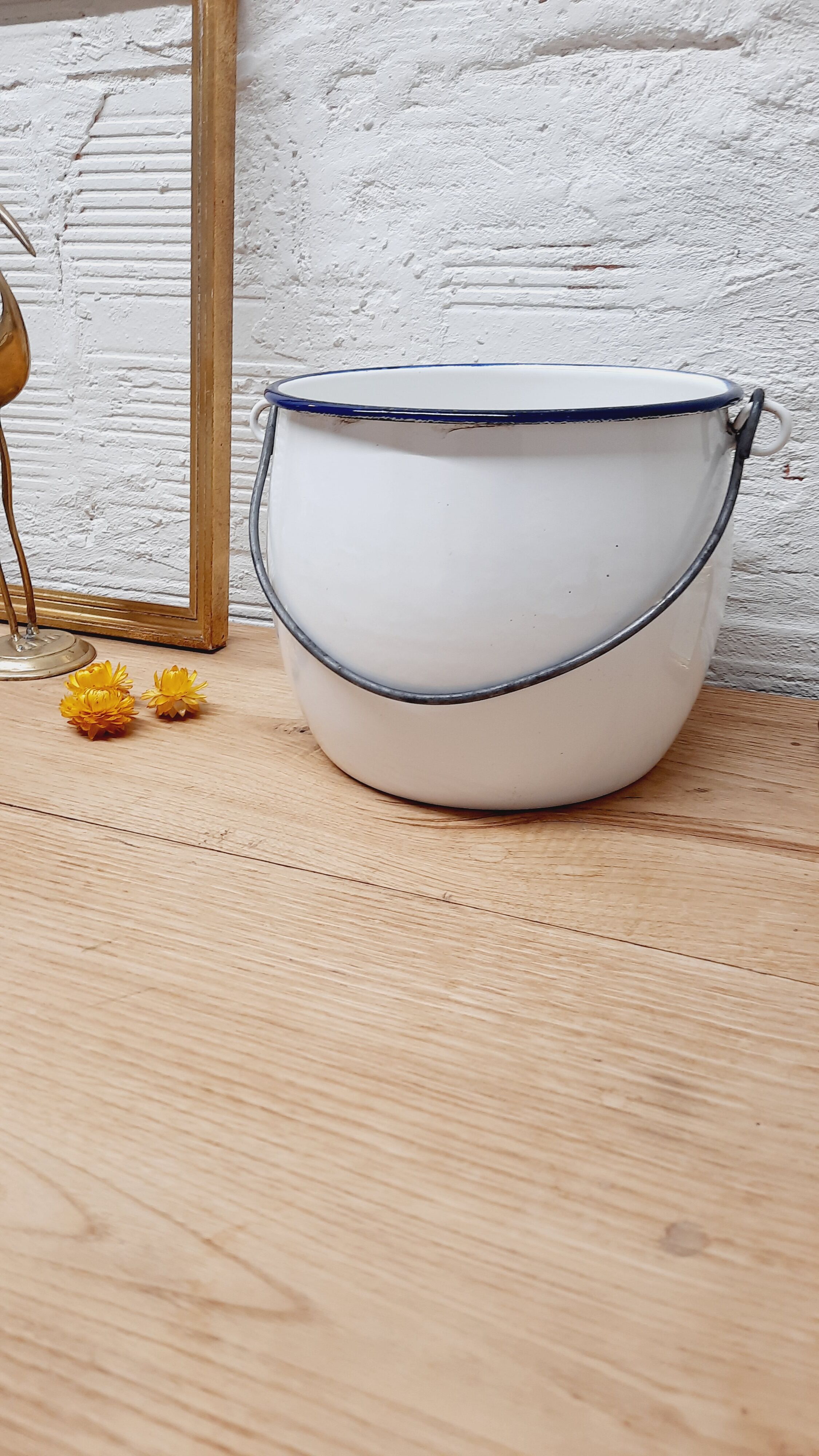 Enamelled sheet metal bucket