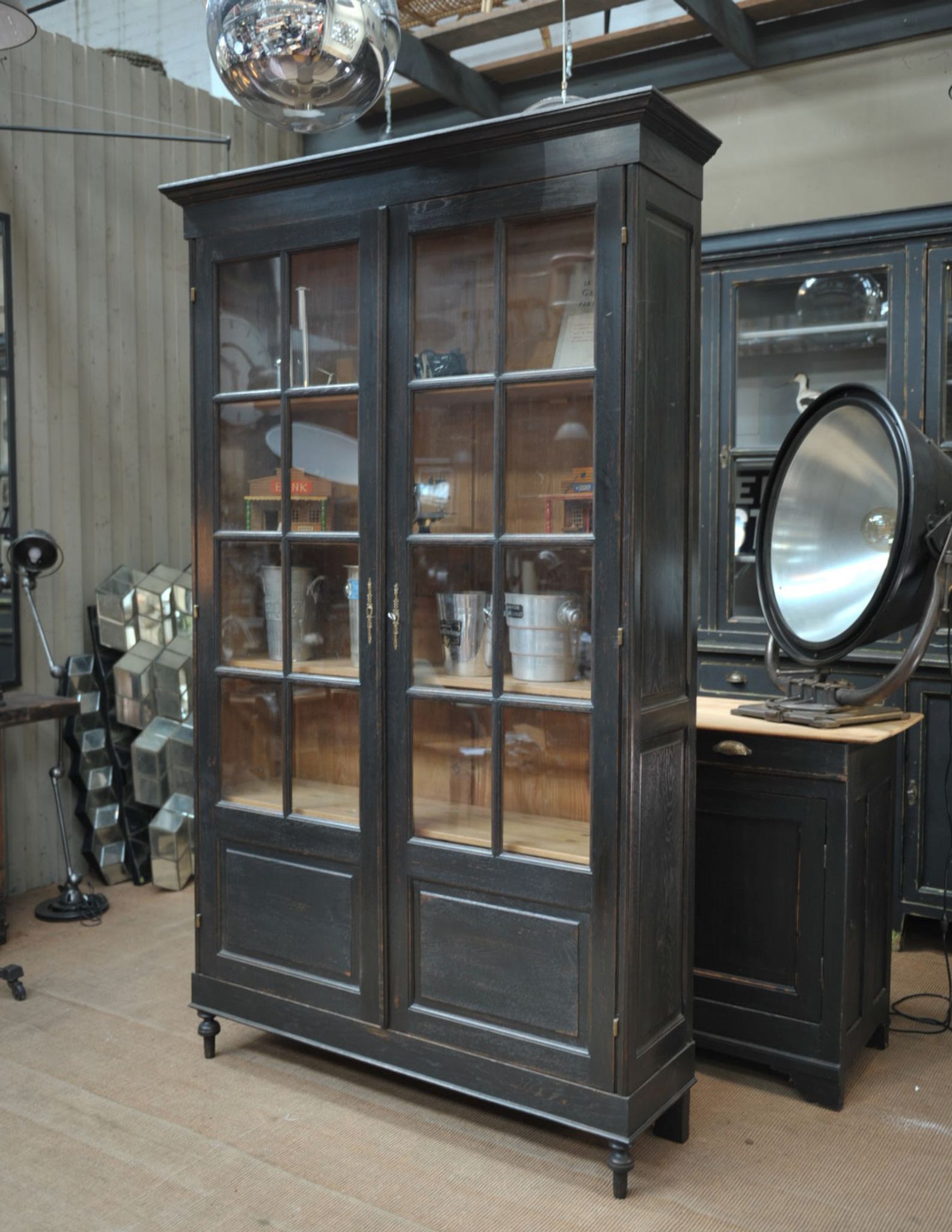 Vitrine bibliothèque en chêne massif et sapin 1920 patinée noir