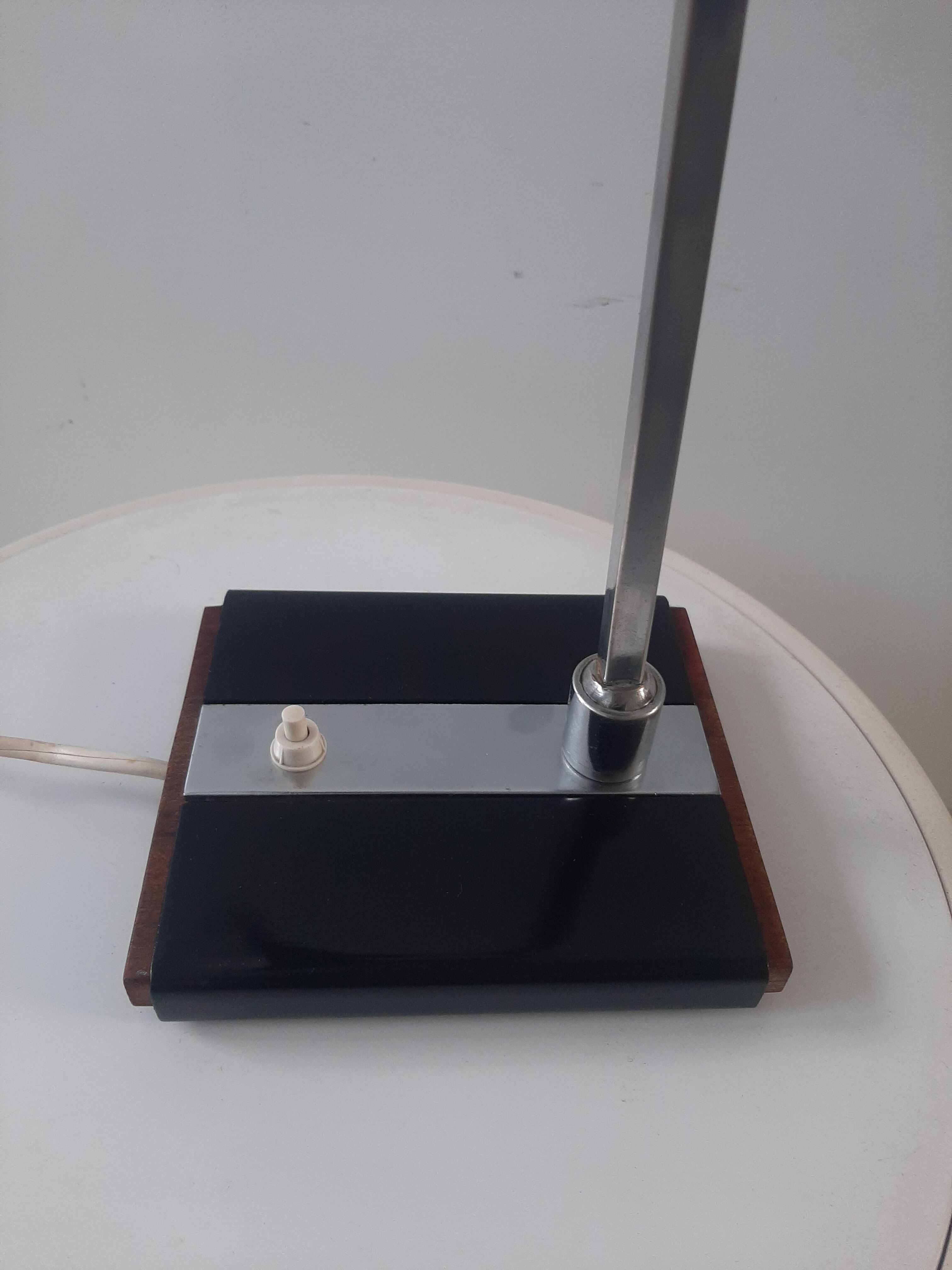 Articulated desk lamp in metal and wood