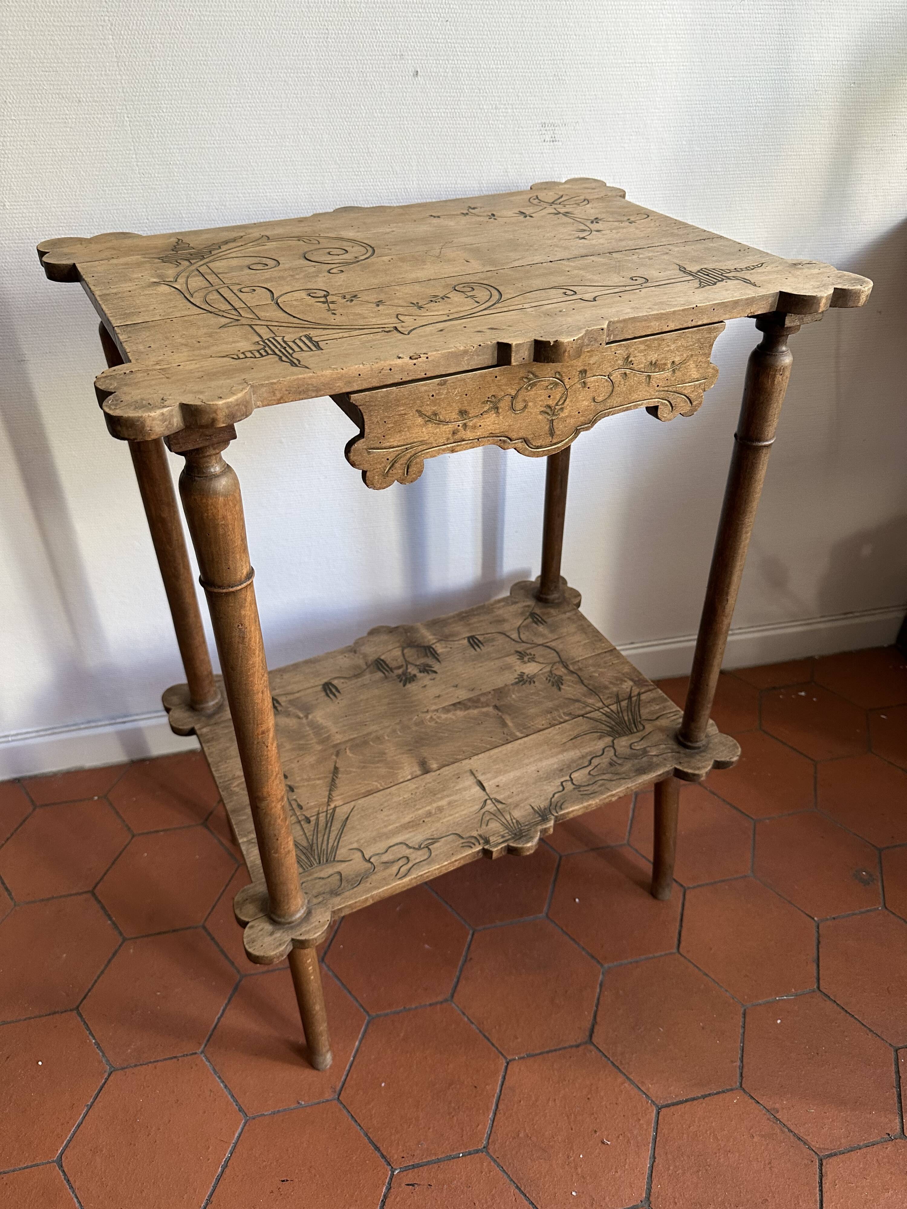 Table d’appoint Art nouveau en bois gravé avec tiroir, vers 1900