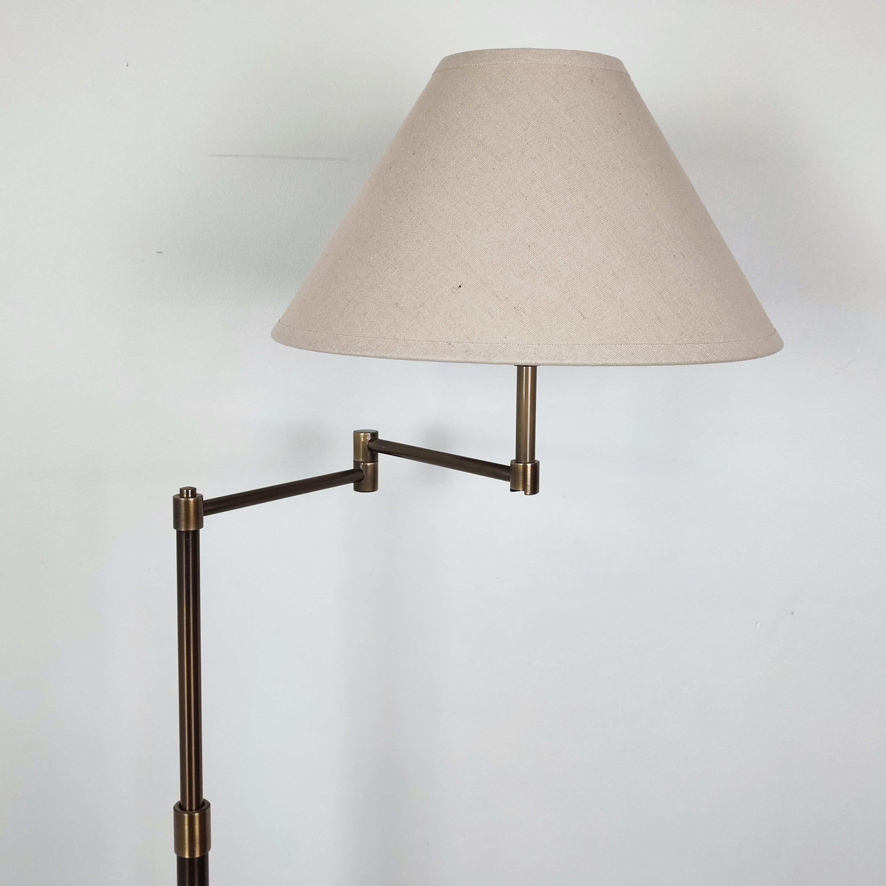 Floor lamp reading 80'