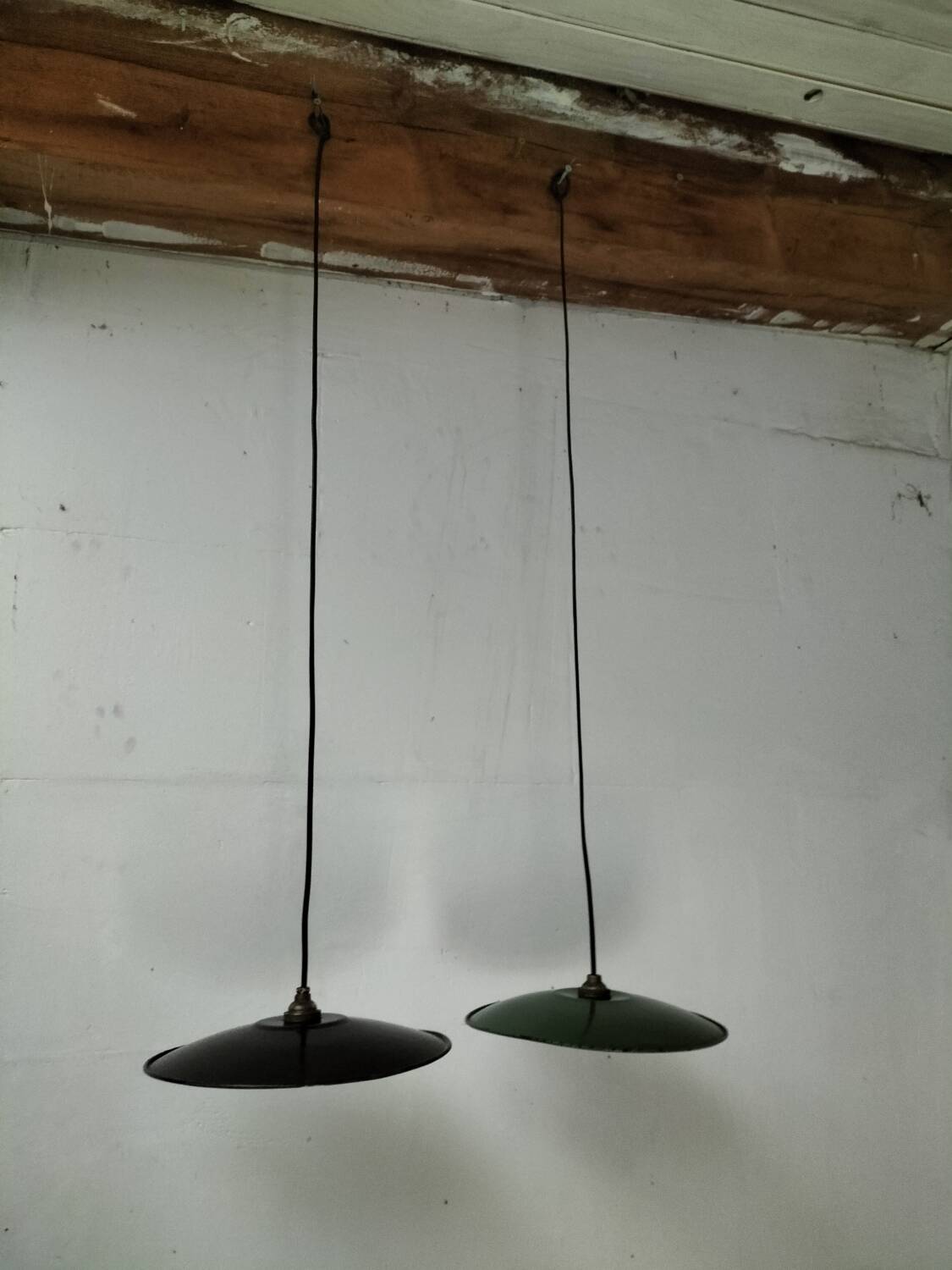 2 suspensions en tôles émaillées