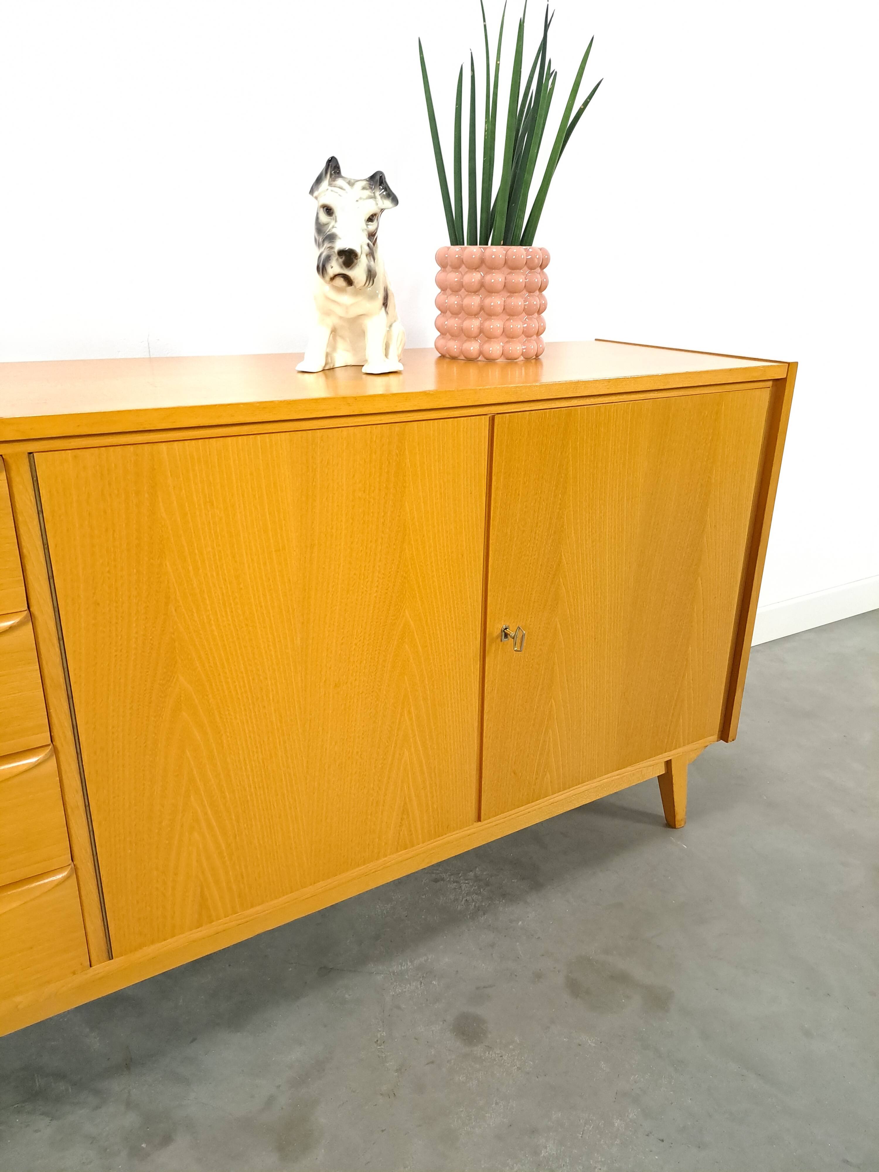 Fineer dressoir met lades en houten handgrepen vintage sideboard