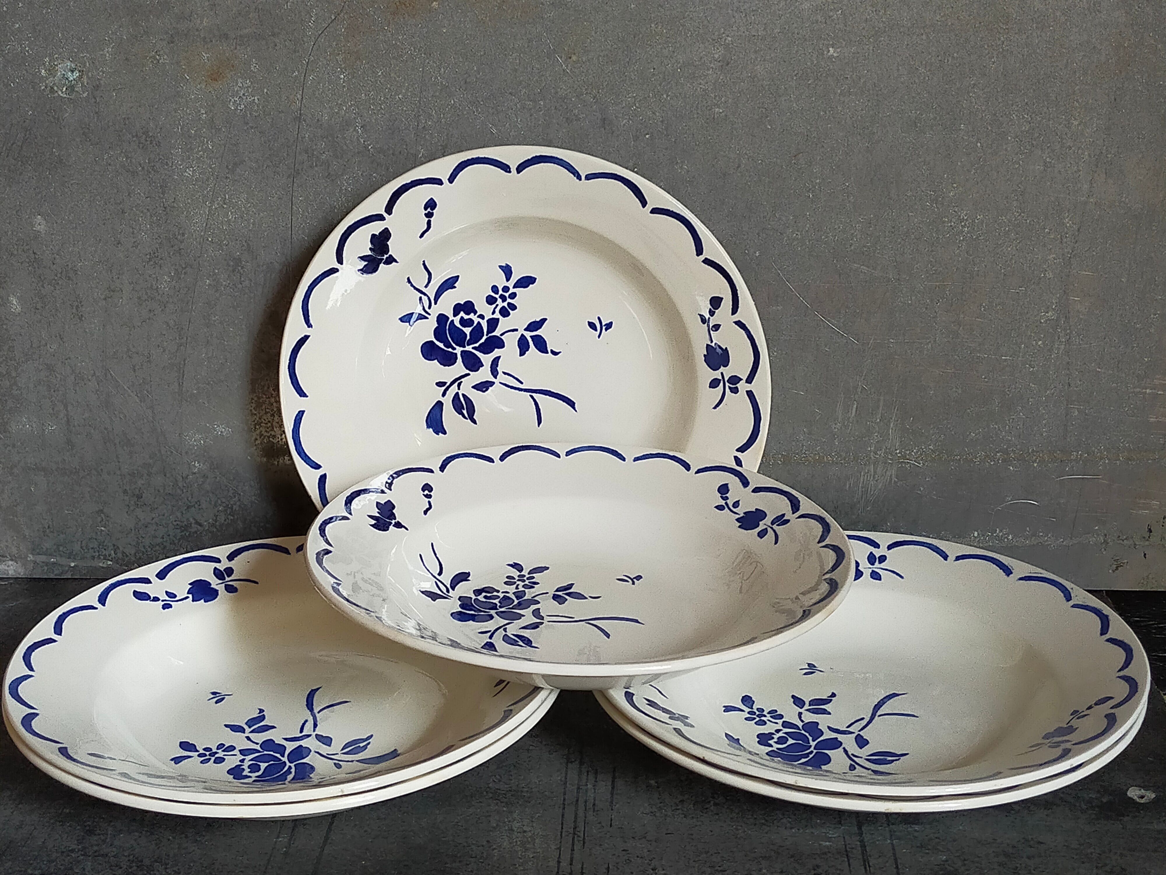 Six "grandma" plates of gien with blue flowers