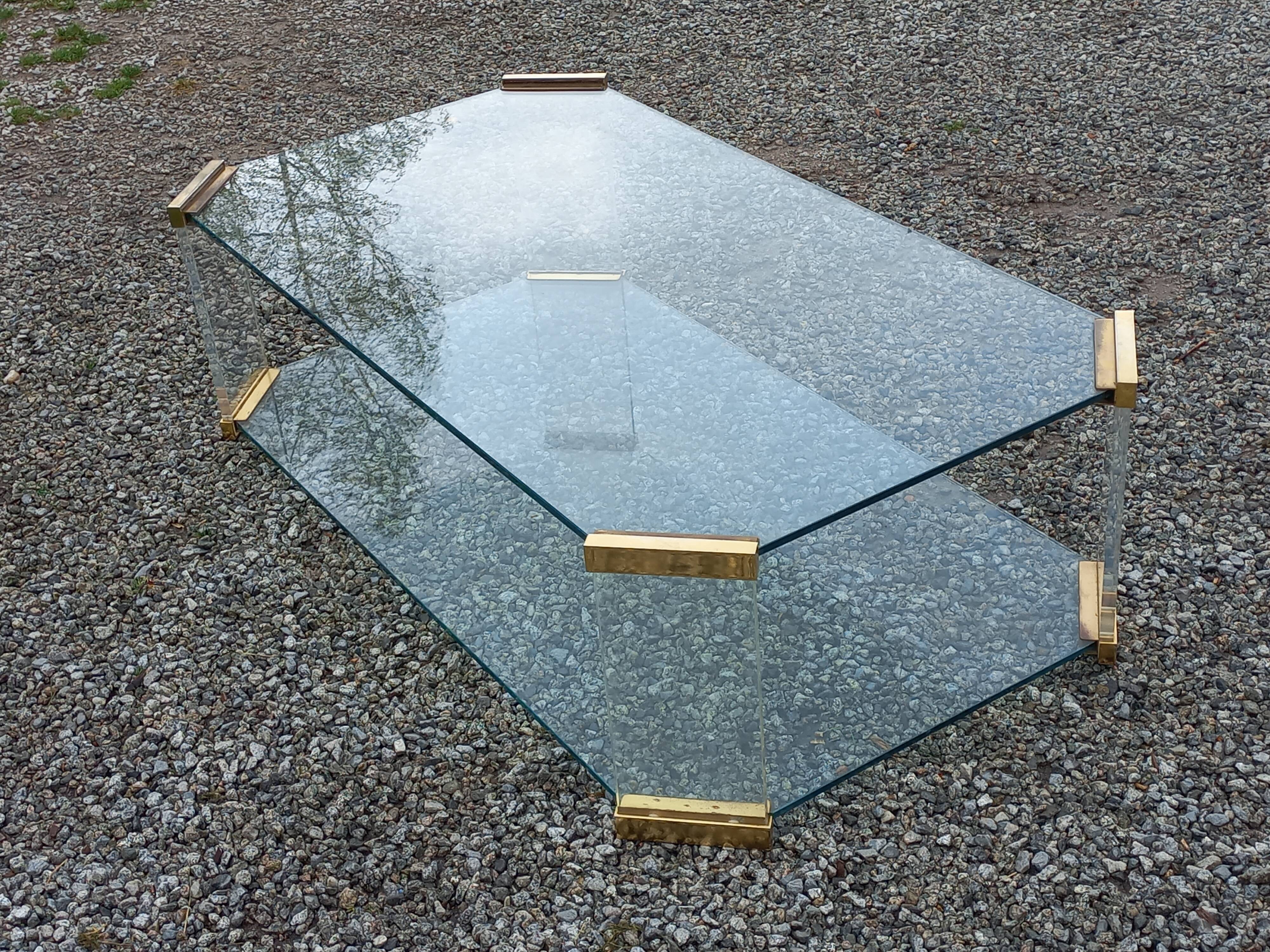 Table basse design des années 70 en verre plexi métal doré