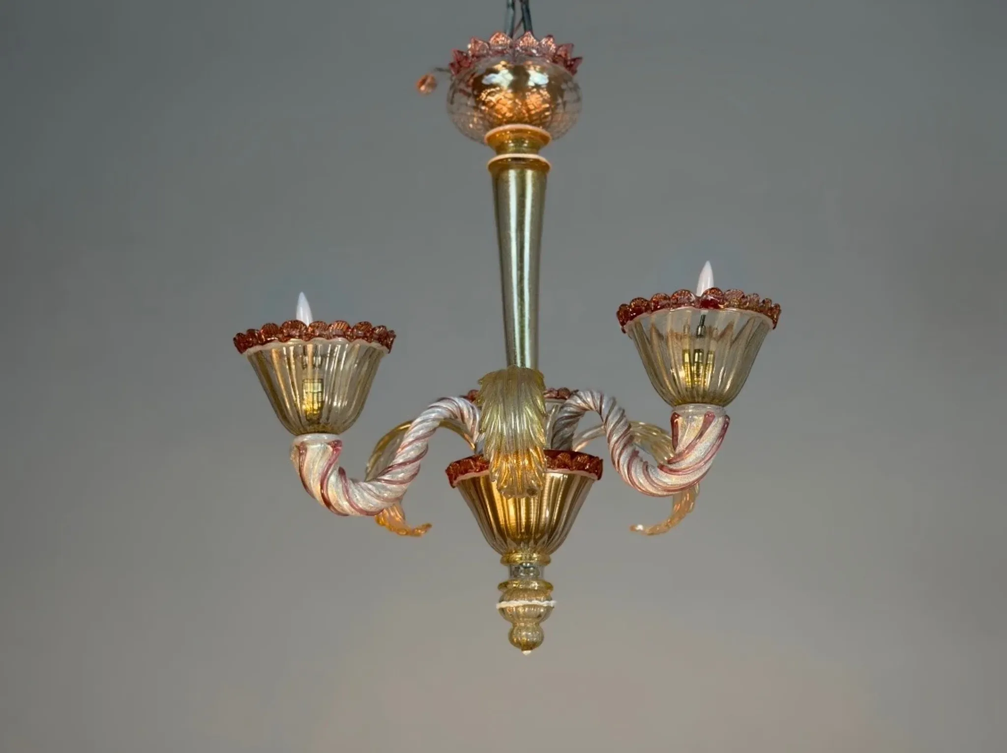 Small Venetian chandelier made of Murano glass circa 1940.
