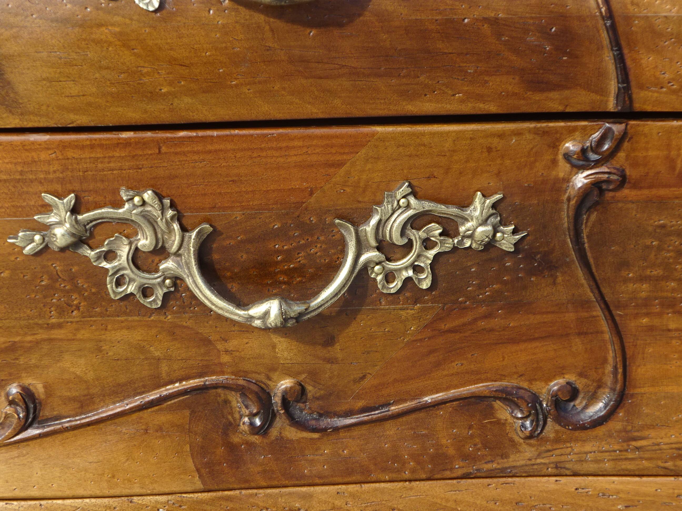 Coffin-style chest of drawers in walnut